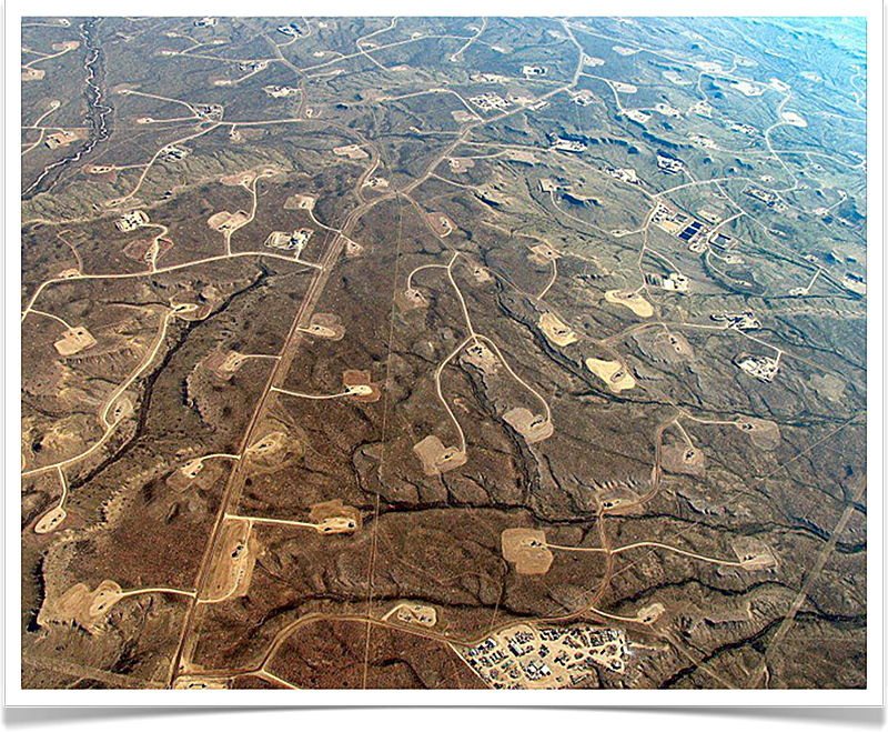 Een typisch landschap, zoals dat eruit ziet, wanneer de heren 'olie- en gaswinners' bezig zijn geweest met fracking.